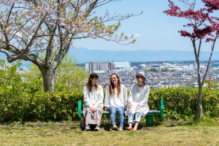 ベンチに座るきみものがたりのスタッフ3人